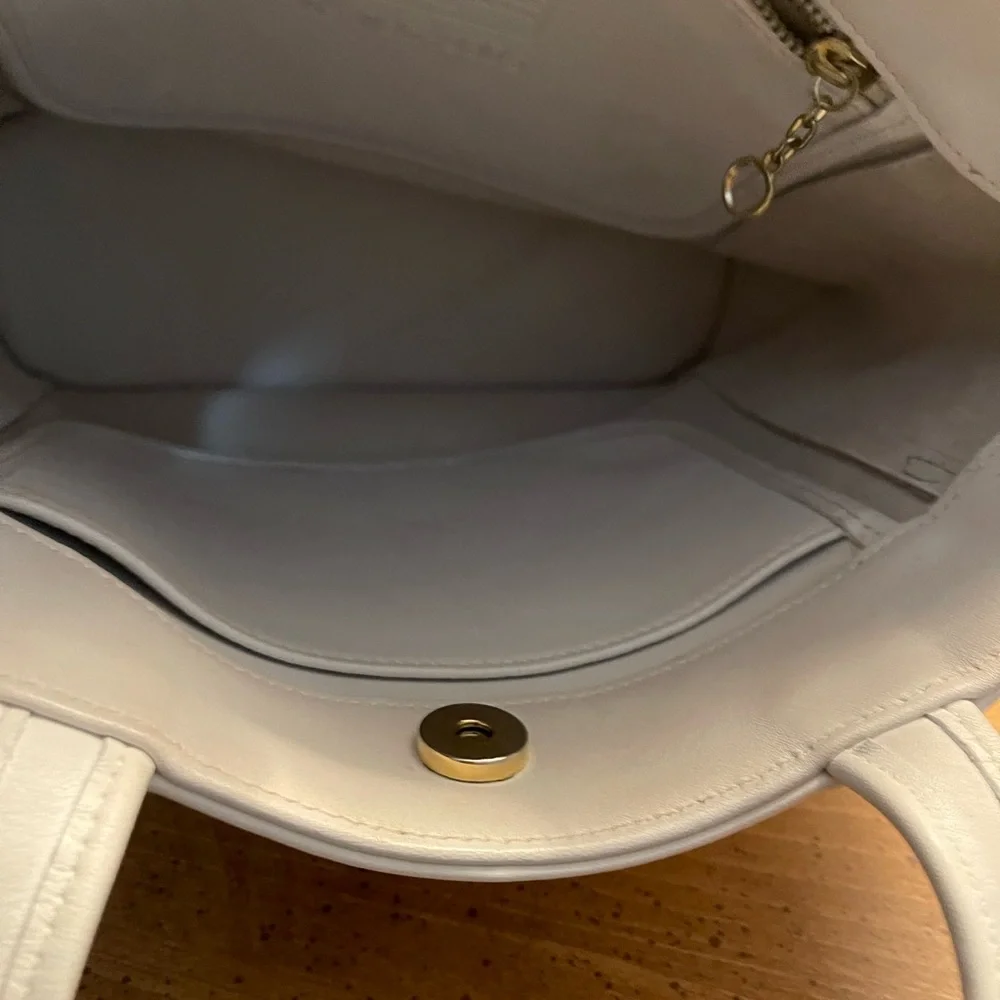 Coach Y2K Glovetanned CreamTote Bag with Gold Tag Accents - Picture 7 of 7